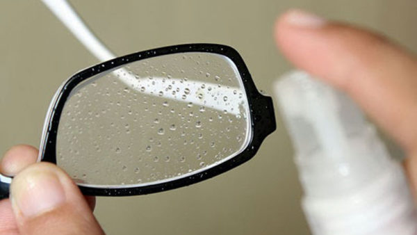 Cách vệ sinh kính mắt bằng nước rửa kính cận khoa học nhất