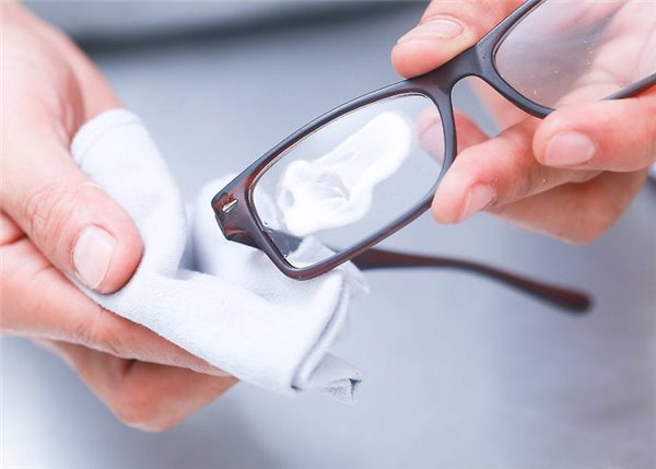 Những cách chữa mắt kính bị trầy xước cực đơn giản và hiệu quả