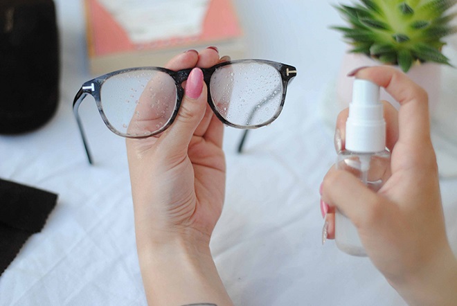 Dùng dung dịch lau kính: Cách lau mắt kính cận không bị xước