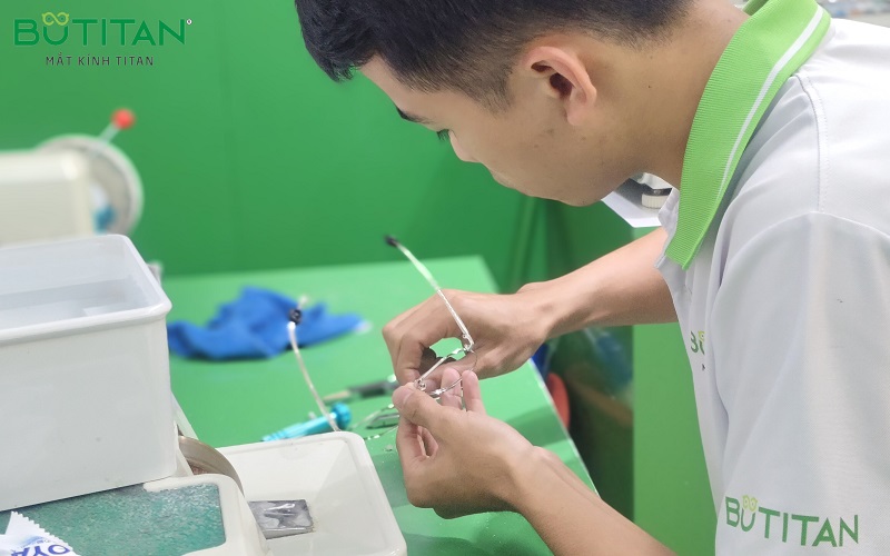 gọng kính bị lệch có sao không gong-kinh-bi-lech-co-sao-khong