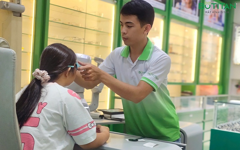 cắt mắt kính cận giá bao nhiêu cat-mat-kinh-can-gia-bao-nhieu