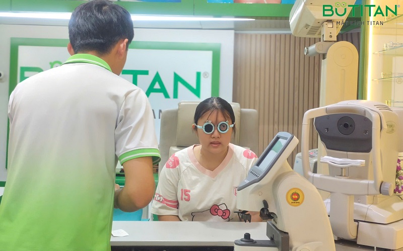 mắt kính cận giá bao nhiêu mat-kinh-can-gia-bao-nhieu