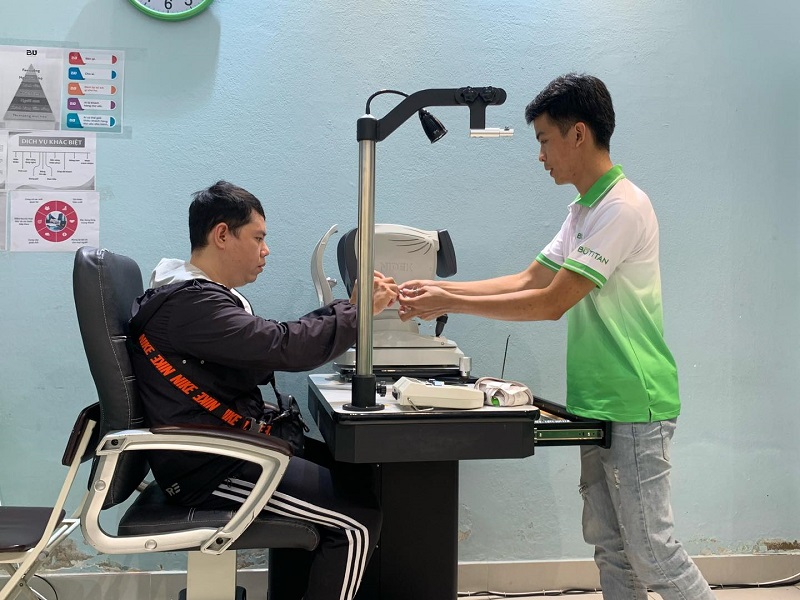 Kỹ thuật viên đo mắt