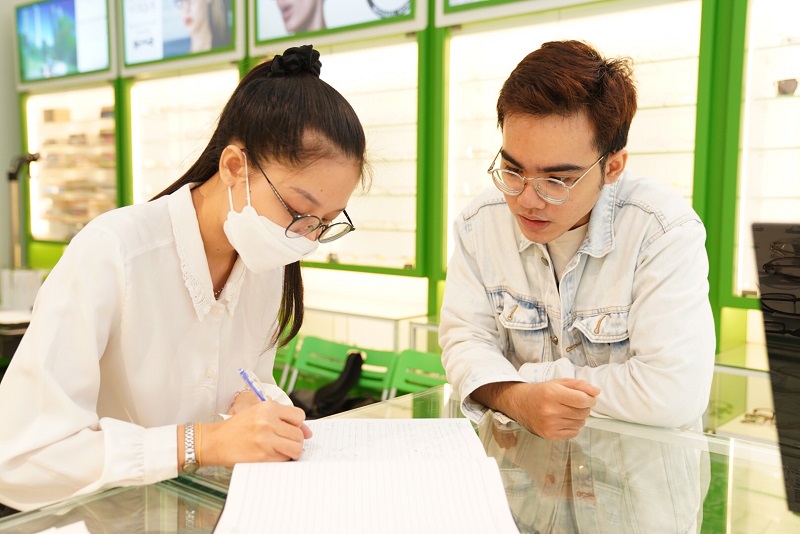 Mắt kính BUTITAN