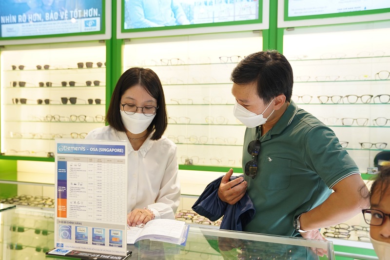 Nhân viên bán hàng kính mắt