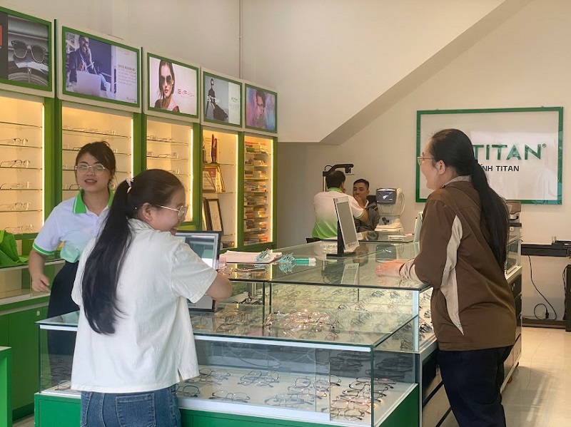 Nhân viên bán hàng kính mắt